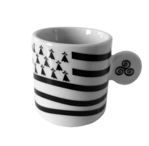 Espressotasse Gwen ha du mit Triskell-Motiv in schwarz-weiß, inspiriert von der Bretagne